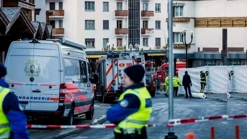 Policiais fazem a segurança do local do incêndio que atingiu um bar em Crans-Montana, na Suíça — Foto: MAXIME SCHMID / AFP
