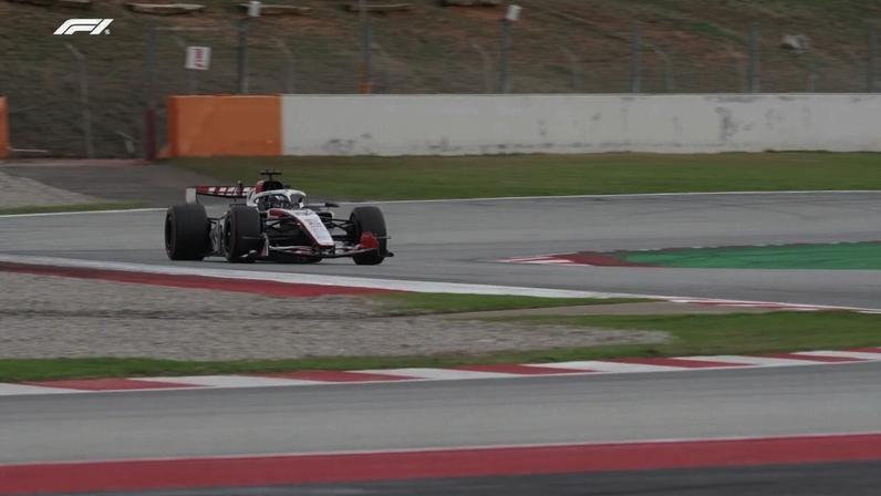 Lando Norris guia carro número 1 da McLaren na pré-temporada da F1 2026, em Barcelona — Foto: Divulgação/McLaren