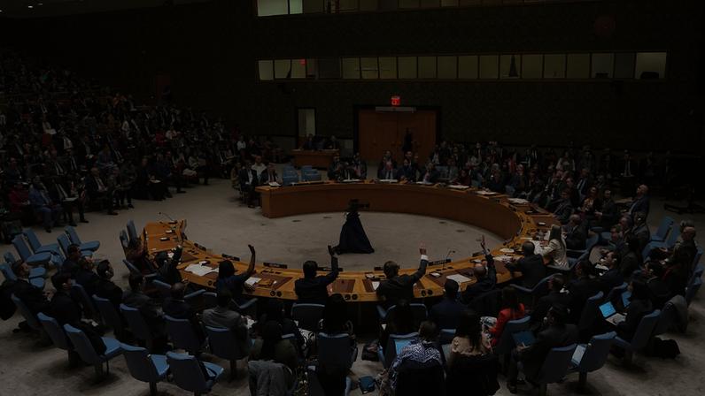 Integrantes do Conselho de Segurança da ONU votam durante reunião sobre o conflito entre Israel e Hamas