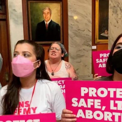 Mulher nos EUA é acusada de homicídio fetal após supostamente induzir aborto