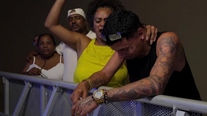 Muitos se renderam a Cristo na areia da praia. (Foto: Reprodução/Instagram/Marcados Pagode Gospel/Fernando Rezende)