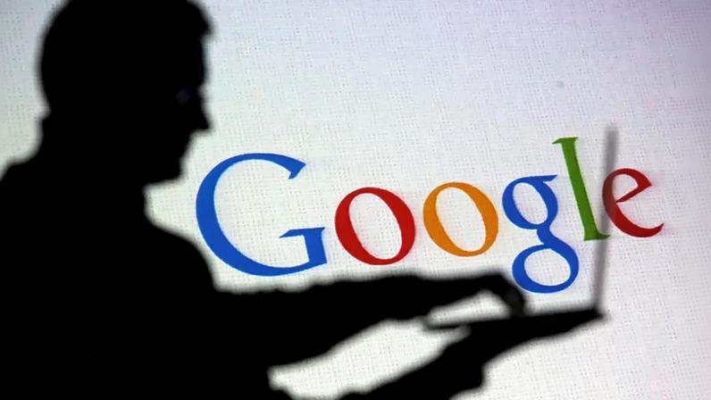 Sombra de um homem projetada em frente ao logo do Google — Foto: Reuters/Dado Ruvic
