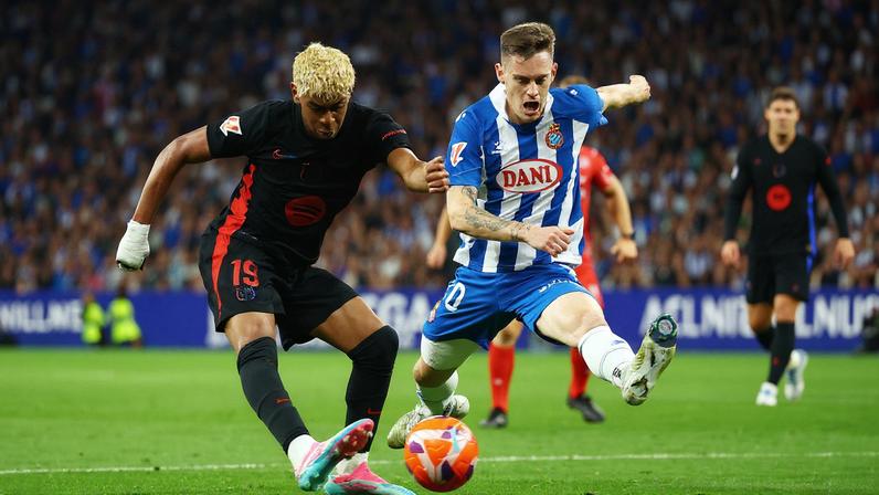 Lamine Yamal e Pol Lozano em ação no último Espanyol x FC Barcelona — Foto: Reuters