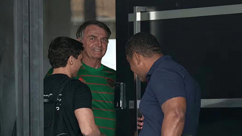 O ex-presidente do Brasil, Jair Bolsonaro, aparece na porta de sua casa, durante sua prisão domiciliar, em Brasília, Brasil, em 21 de novembro. de 2025 — Foto: Mateus Bonomi/Reuters