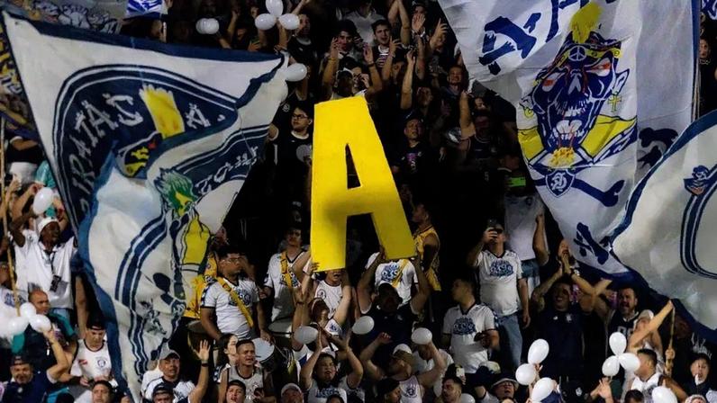 Torcida do Remo comemora acesso à Série A (Foto: Fernando Torres/AGIF/Gazeta Press)