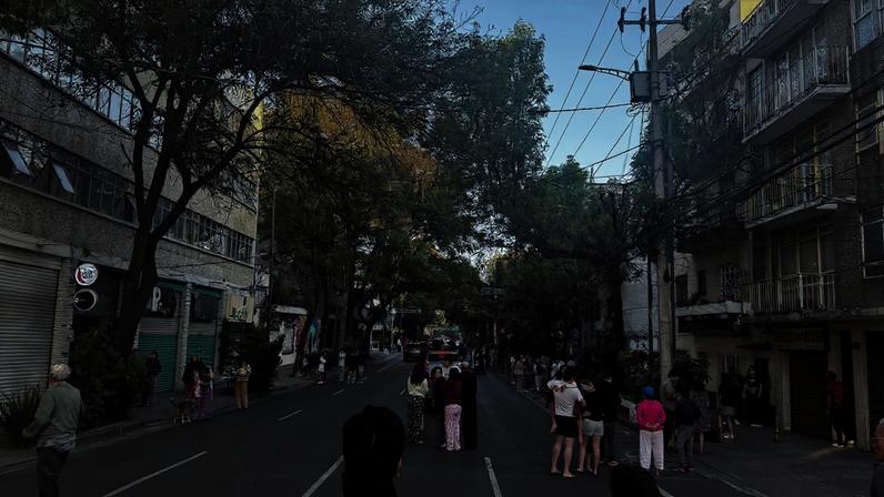 People wait on the street after evacuating following an earthquake, in Mexico City, Mexico, January 2, 2026. REUTERS/Raquel Cunha