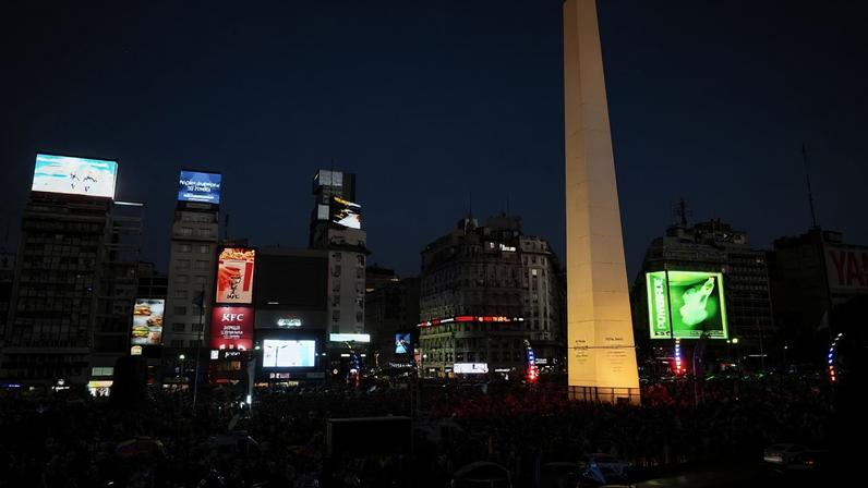 Pessoas celebram ação dos Estados Unidos em protesto em Buenos Aires, na Argentina REUTERS/Mariana Nedelcu