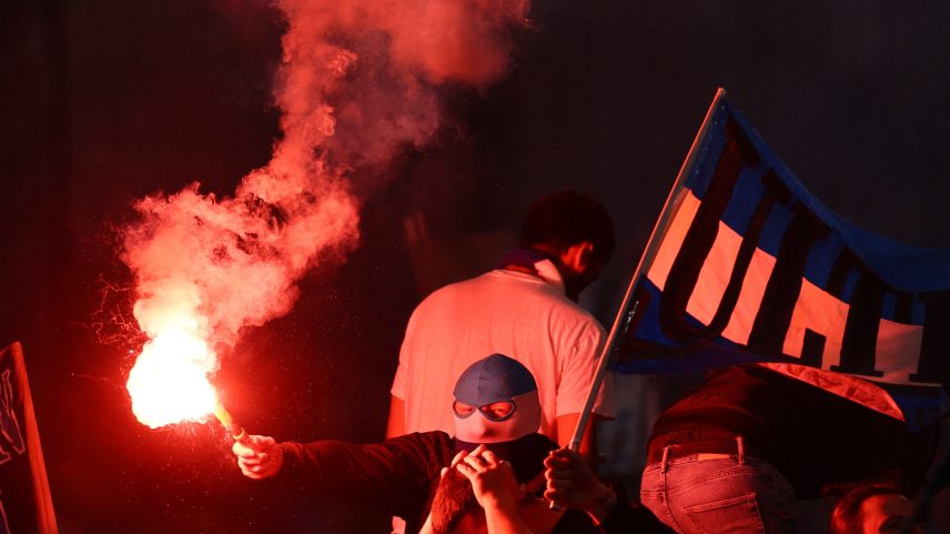 Torcida do Olympique de Marselha no jogo contra o Lens, no fim de semana, pelo Campeonato Francês — Foto: REUTERS/Manon Cruz