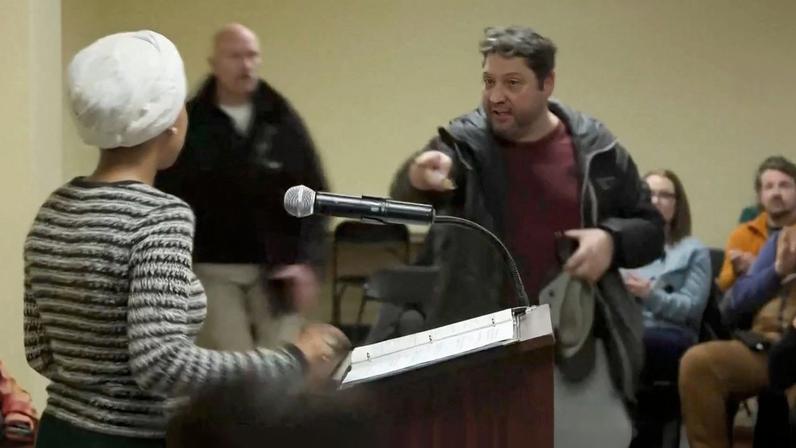 Ilhan Omar discursava para eleitores em Minneapolis, que vive dias de tensão com operações contra imigrantes que já deixaram pelo menos dois estadunidenses mortos