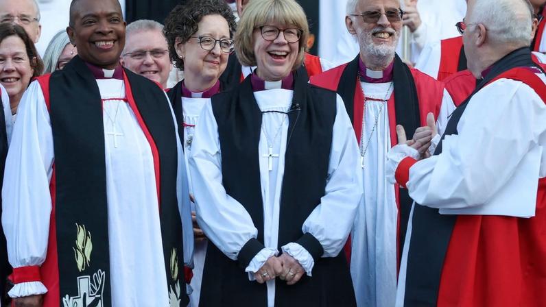 Britain's Archbishop of Canterbury Sarah Mullally poses for a group photograph with bishops after the service of confirmation of her election at St Paul’s Cathedral, where she officially became the 106th Archbishop of Canterbury and the first-ever female to lead the Church of England, in London, Britain, January 28, 2026. REUTERS/Isabel Infantes