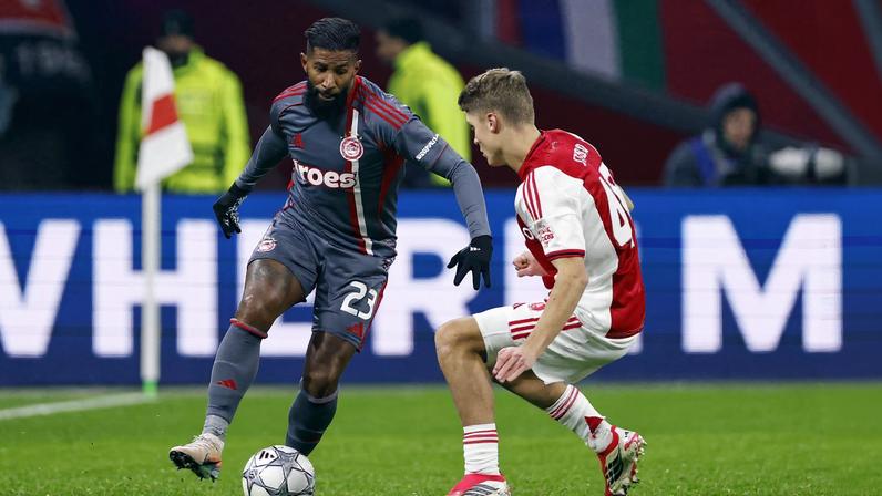 Rodinei em ação na vitória do Olympiacos sobre o Ajax, em Amstedã — Foto: REUTERS/Maurice Van Steen