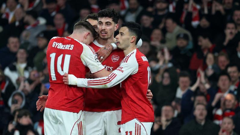 Jogadores do Arsenal comemoram um dos gols da vitória sobre o Kairat pela Champions League — Foto: Reuters