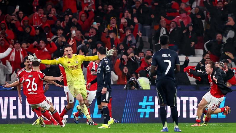 Goleiro Trubin celebra gol que classificou o Benfica contra o Real Madrid: times se reencontrarão nos playoffs — Foto: REUTERS/Pedro Nunes