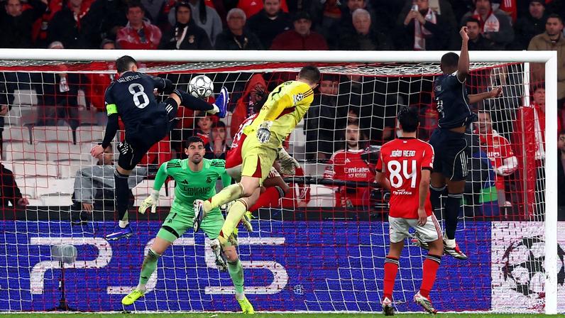 Presidente e ex-jogador do Benfica, Rui Costa reage indignado com cera de Trubin e depois comemora gol do goleiro no fim contra o Real Madrid — Foto: Reprodução
