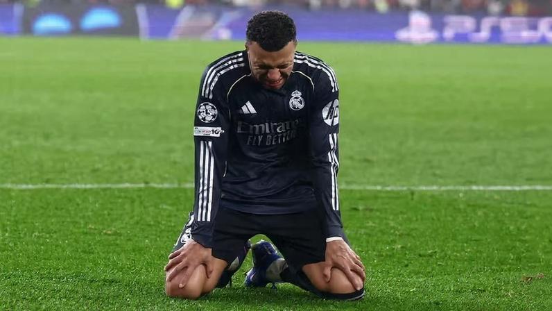 Mbappé lamenta derrota do Real Madrid para o Benfica na Champions — Foto: Reuters