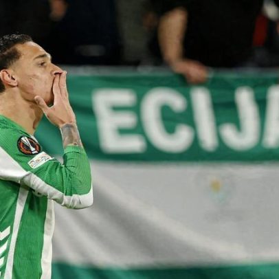 Antony decide com golaço e assistência; Betis avança às oitavas da Liga Europa