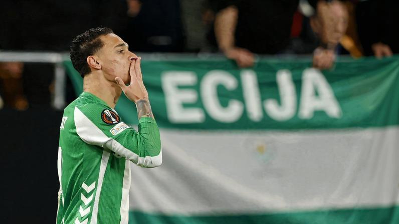 Antony decide com golaço e assistência; Betis avança às oitavas da Liga Europa