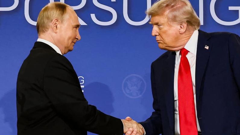 Donald Trump e Vladimir Putin durante reunião no Alasca 15/8/2025 REUTERS/Kevin Lamarque