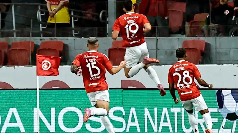 Borré (C) segue no comando do ataque (FOTO: Roberto Vinícius/AGAFOTO)