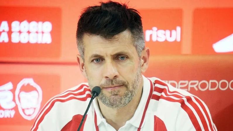 Paulo Pezzolano na coletiva após a derrota para o Athletico (Foto: Donaldo Hadlich/Código 19/Gazeta Press)