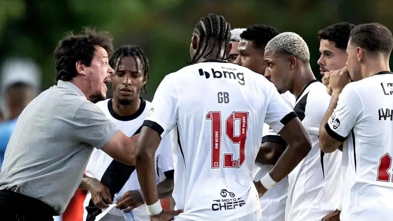 Fernando Diniz conversa com jogadores do Vasco na partida contra o Nova Iguaçu (Foto: Thiago Ribeiro/Agif/Gazeta Press)