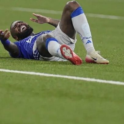 Gerson deixa Botafogo x Cruzeiro de maca após sentir dores na perna