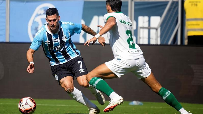 Pavon tenta driblar marcador (Foto: Donaldo Hadlich/Código 19/Gazeta Press)