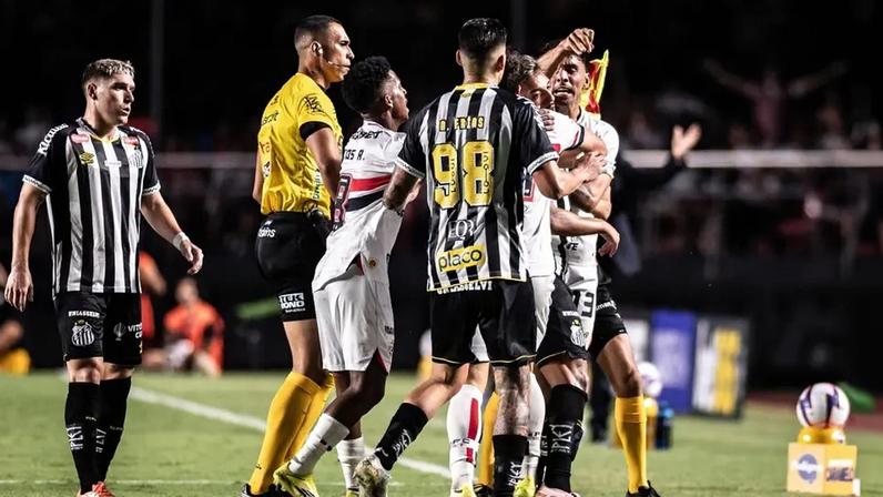 Confusão durante clássico entre o São Paulo e o Santos, no Morumbis. (Foto: Guilherme Veiga/PXIMAGES)