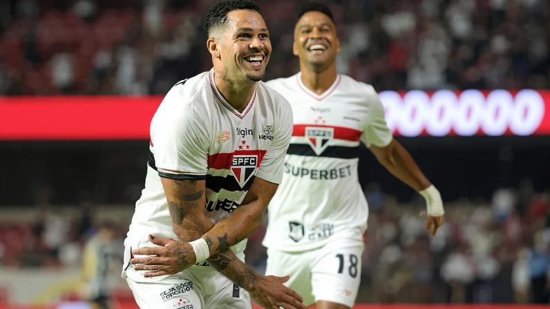 Luciano comemora gol marcado pelo São Paulo no clássico contra o Santos (Foto: Luis Moura / WPP)