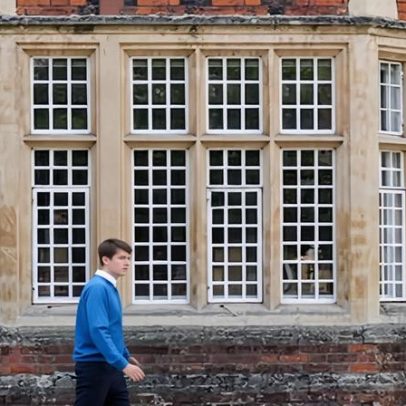 Diretor de Eton pede desculpas após ex-professor preso por agressão sexual