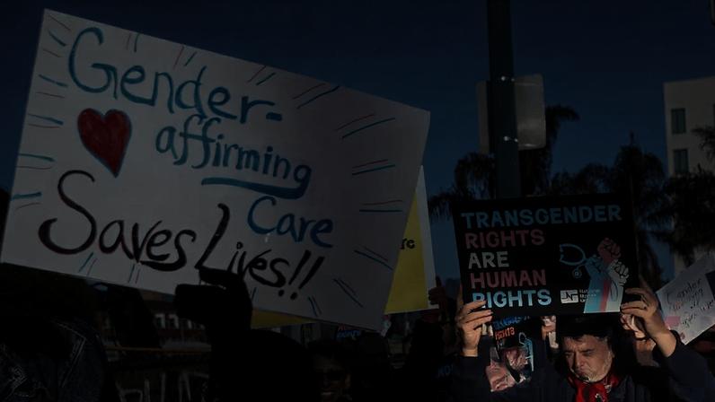 Funcionários federais dos EUA acionam contra proibição de cuidados de afirmação de gênero