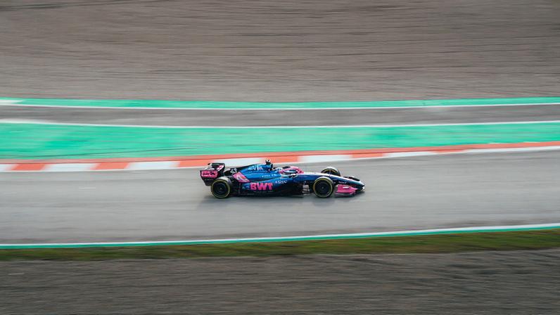 Ocon, da Alpine, em ação no primeiro dia do Barcelona Shakedown da F1 2026 — Foto: Divulgação/Alpine