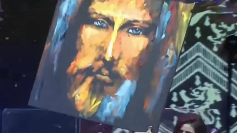 Vanessa Horabuena created the Christ painting live on stage at Mar-a-Lago