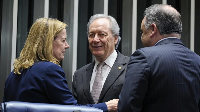Arquivo - Gleisi Hoffmann e Ricardo Lewandowski durante sessão para votar impeachment de Dilma Rousseff — Foto: Marcos Oliveira/Agência Senado