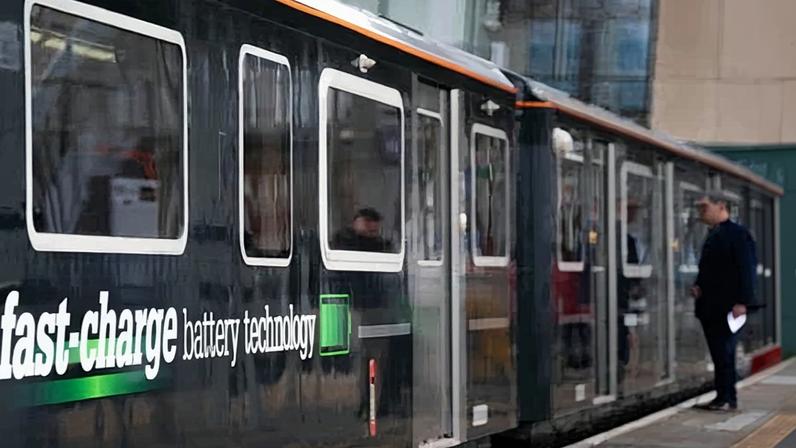 Primeiro trem de bateria com recarga rápida do Reino Unido pronto para embarque
