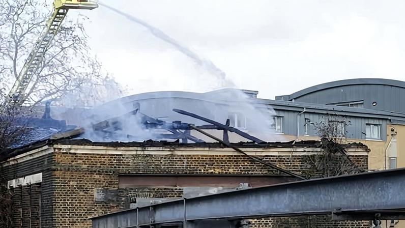 Incêndio próximo à West Coast Main Line interrompe serviços na Inglaterra