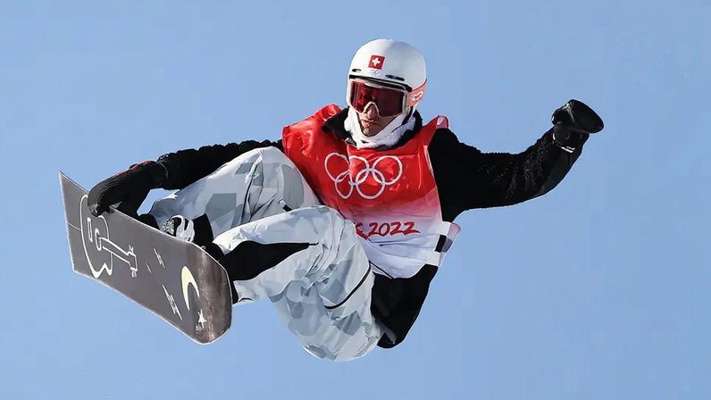 Fotografia do Patrick Burgener, da equipe suíça, executa uma manobra durante o treino antes da final do halfpipe masculino de snowboard.