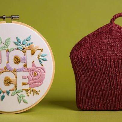 Hobbyistas de rage knitting inserem mensagens anti-ICE em artesanato