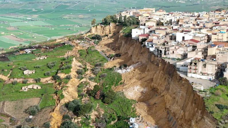 Una vista aérea tomada con un dron muestra el lugar donde se produjo un deslizamiento de tierra en Niscemi, provincia de Caltanissetta, isla de Sicilia, sur de Italia, el 26 de enero de 2026.