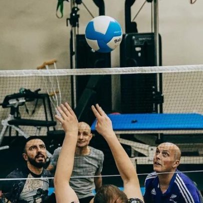 Médicos britânicos ajudam amputados ucranianos em centro terapêutico