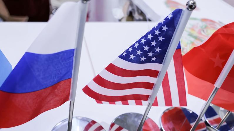 National flags of the U.S and Russia are placed on a table at a booth at the China International Fair for Trade in Services (CIFTIS) in Beijing, China, September 11, 2025. REUTERS/Maxim Shemetov