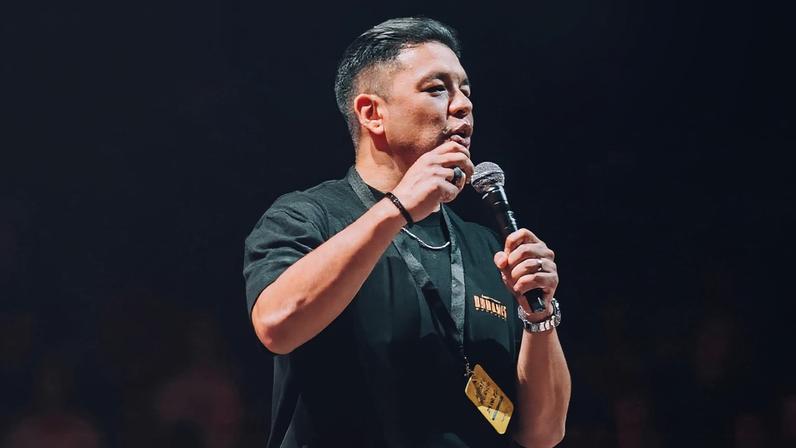 Teo Hayashi pregando no The Send em Oslo, Noruega. (Foto: Reprodução/Facebook/Teo Hayashi)