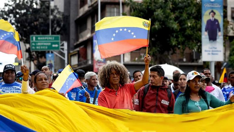 A march organised by Chavismo supporters in Caracas on Sunday after Donald Trump’s attack on Venezuela. Protestors are calling for the release of Nicolás Maduro and his wife, Cilia Flores, after their capture by US forces. Follow for latest updates, live.