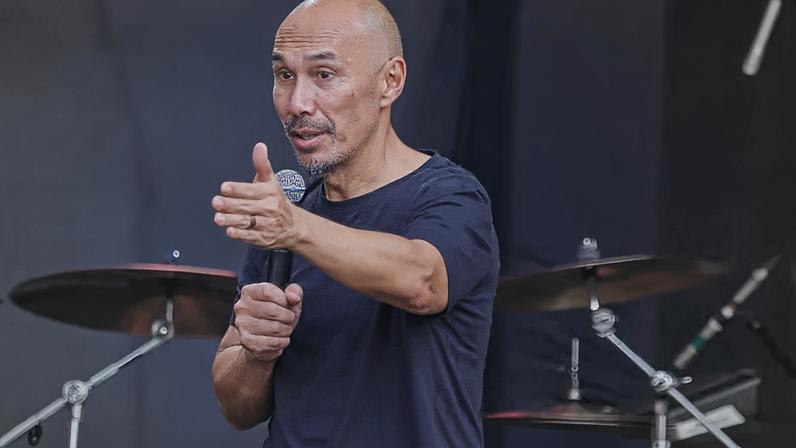 Francis Chan prega sobre coragem para o aceitar o envio missionário no The Send. (Foto: Reprodução/YouTube/Dunamis Movement)