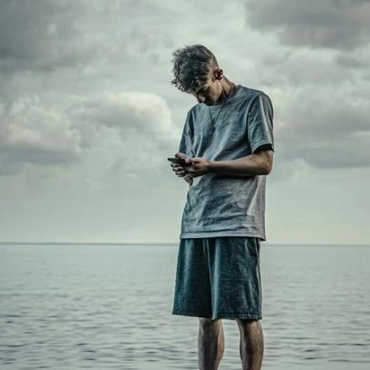 Pastor afirma que o diabo mantém pessoas preocupadas e distraídas de Deus