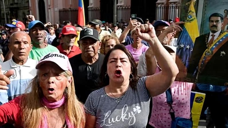 Pro-government protesters gather in Caracas, Venezuela, following the US capture of Nicolás Maduro and his wife, Cilia Flores, 3 January 2026.