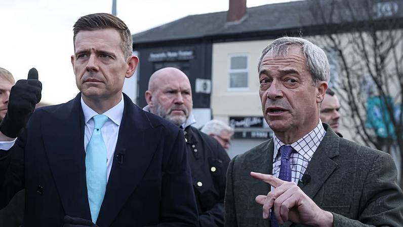 Labour acusa candidato do Reform de política tóxica após apoio de Tommy Robinson