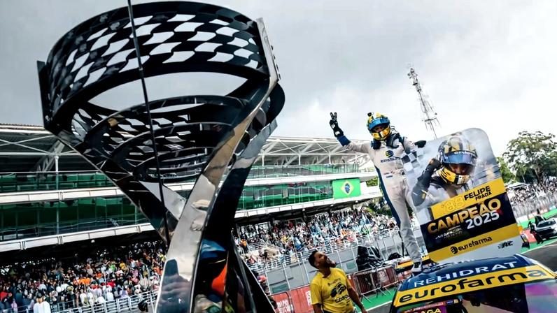 O Troféu dos Campeões da Stock Car agora pertence ao bicampeão Felipe Fraga — Foto: Marcelo Machado de Melo
