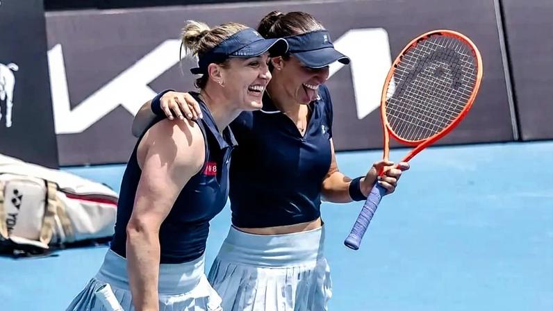 Gabriela Dabrowski (e) e Luisa Stefani avançam às semifinais no Australian Open (Foto: Divulgação/WTA)