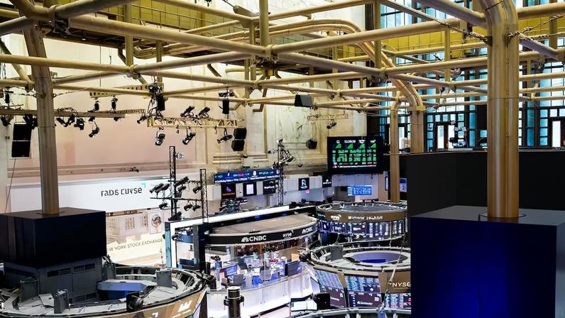 Painéis eletrônicos na NYSE (Bolsa de Nova York) exibem a celebração do Nubank quanto atingiu a marca de 100 milhões de clientes em maio de 2024 (Foto: Divulgação)
